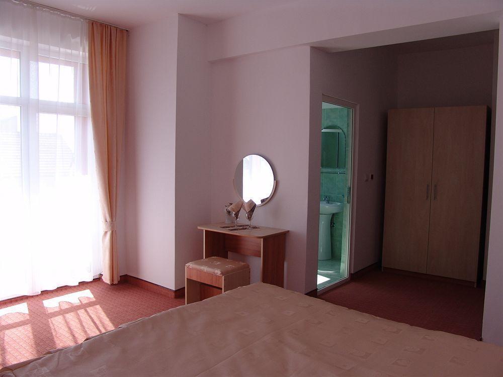 Hotel Class Орадя Экстерьер фото