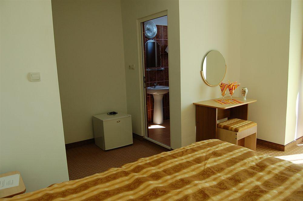 Hotel Class Орадя Экстерьер фото
