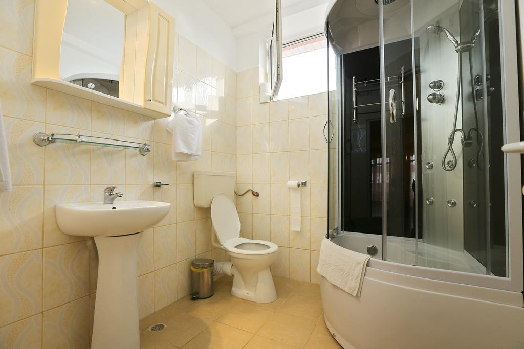 Hotel Class Орадя Экстерьер фото
