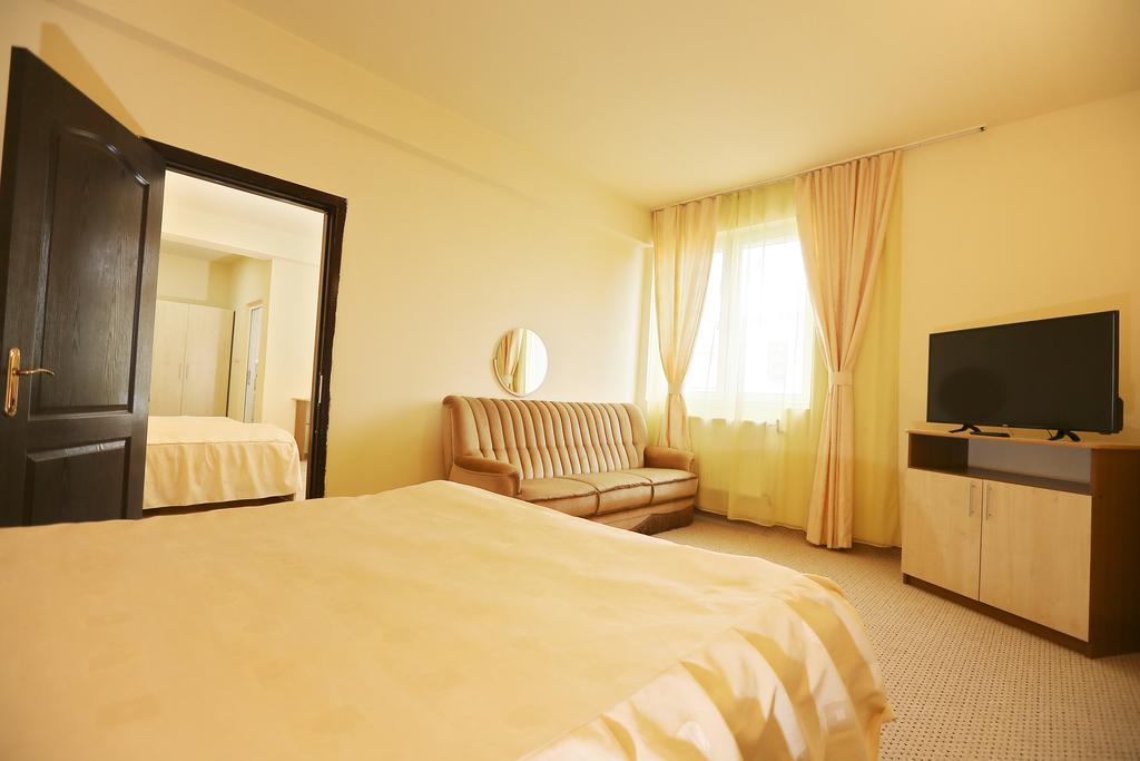 Hotel Class Орадя Экстерьер фото