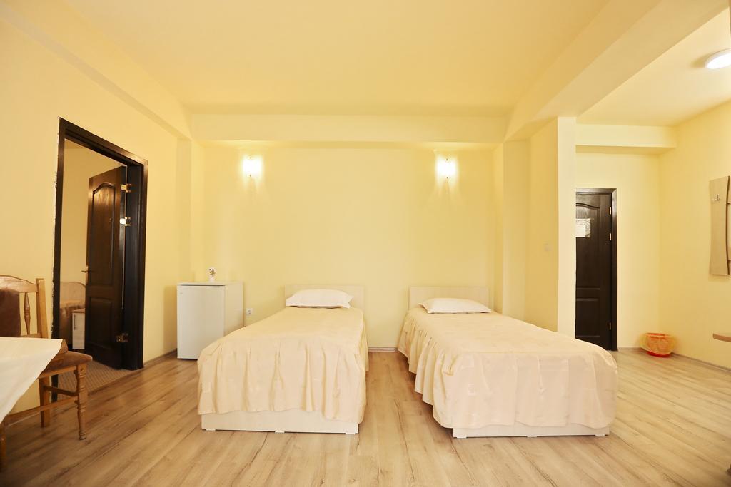 Hotel Class Орадя Экстерьер фото